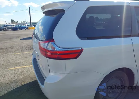 2017 Toyota Sienna Limited Premium 7 Passenger z USA, uszkodzony, nr VIN 5TDYZ3DCXHS814440